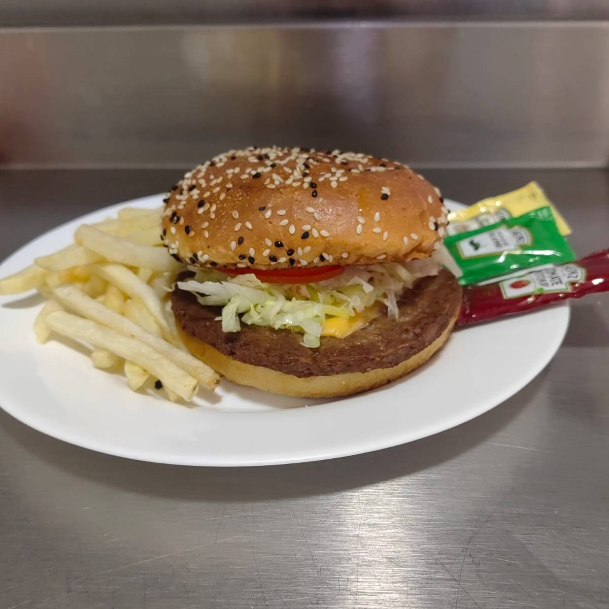Hamburguesa de Res con Papas a la Francesa