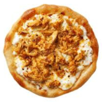 Deliciosa pizza com fatias de frango suculenta e queijo derretido.