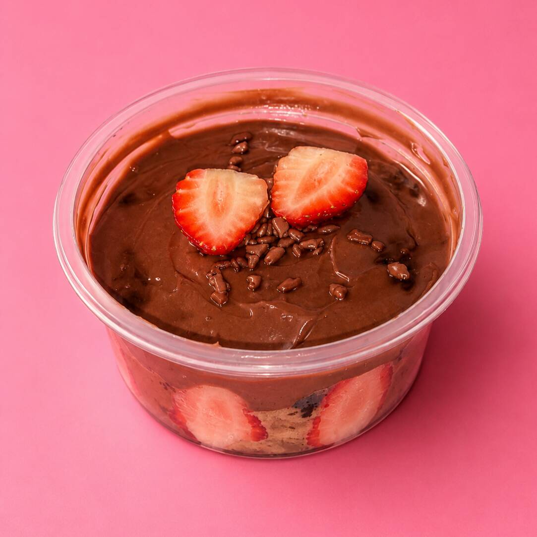 Camada de mousse de brigadeiro, pedaços de brownie e morango e brigadeiro 50%