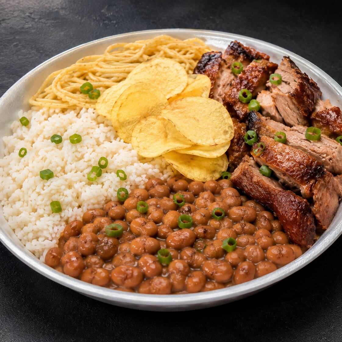 Arroz, feijão, macarrão, fritas chips e churrasco de pernil