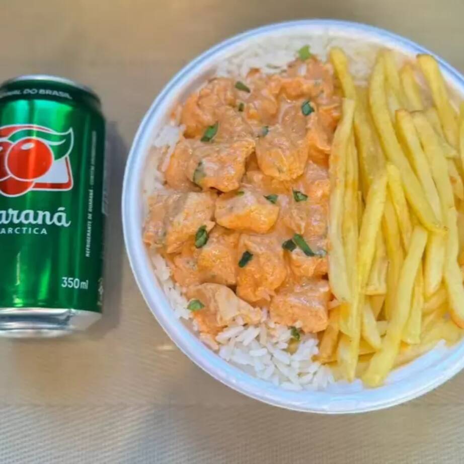 Marmita com delicioso filé de frango ao molho estrogonote acompanhado de arroz branco e batatas fritas.. Acompanha refrigerante lata Guaraná Antárctica lata 350ml bem gelada. Marmita indicada para 01 pessoa.