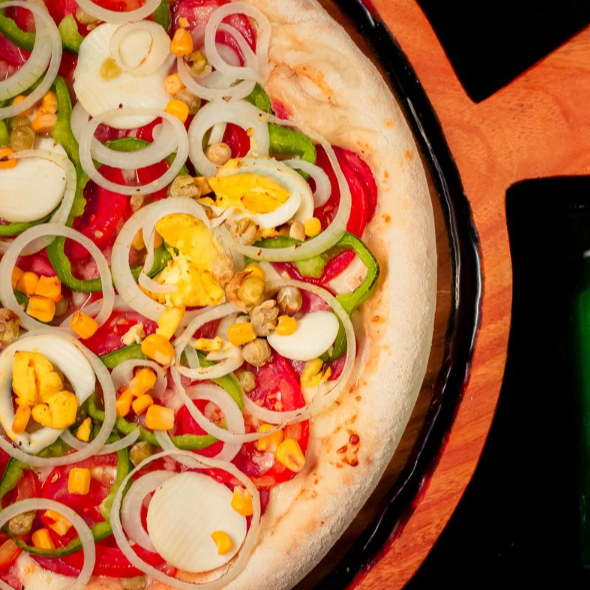 massa,molho,mussarela, presunto, calabresa, tomate, cebola, milho e ervilha ovo