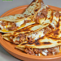 TORTILHA DE TRIGO 30 CM - RECHEADA COM CHILLICARNE (MOLHO À BASEDE CARNE MOÍDA,FEIJÃO VERMELHO, PIMENTÕES E TEMPEROSDA CASA) E QUEIJO. ACOMPANHA 1 MOLHO À SUA ESCOLHA