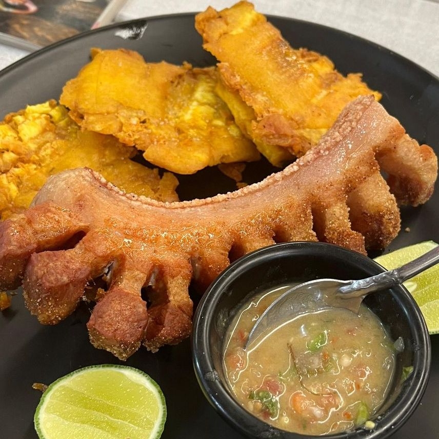 Patacón con Chicharrón