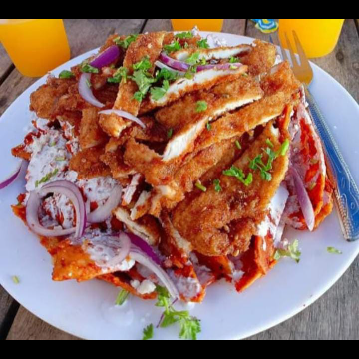 Chilaquiles Rojos De Milanesa Empanizada De Pollo