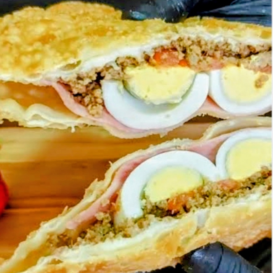 Carne queijo presunto ovo tomate e azeitona