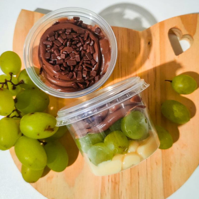 Bombom de uva para comer de colher! Base de brigadeiro branco cremoso, uva verde, brigadeiro ao leite, nutella, granulée