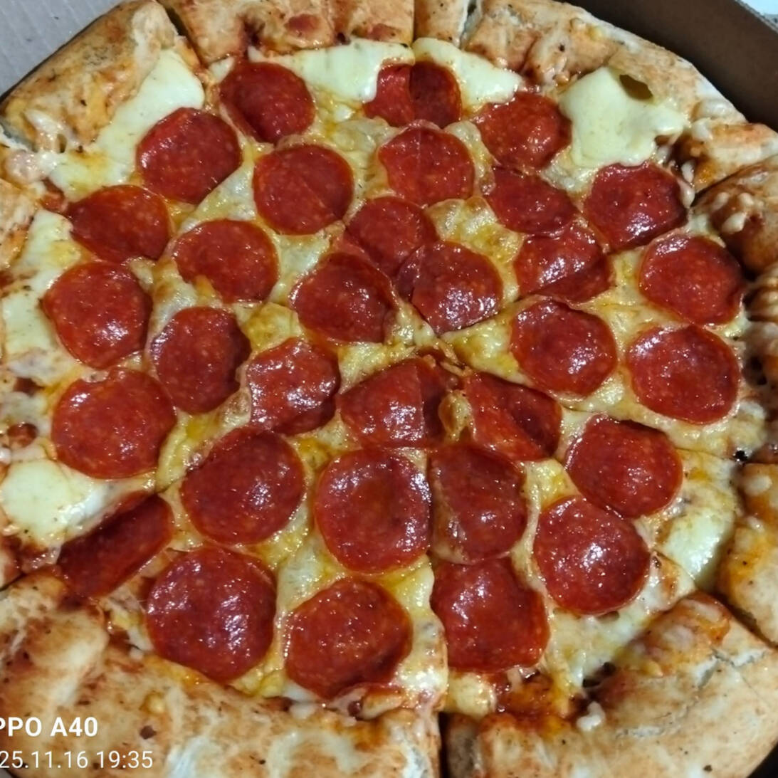 Pizza con Orilla de Queso