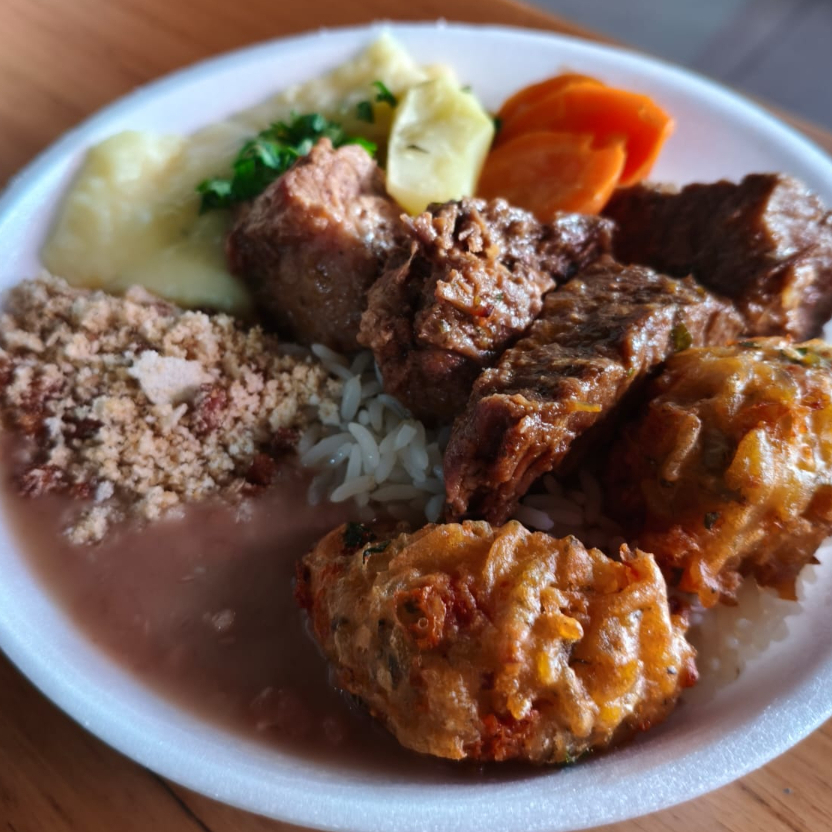 Bife de alcatra, arroz, feijão, farofa, macarrão e legumes.