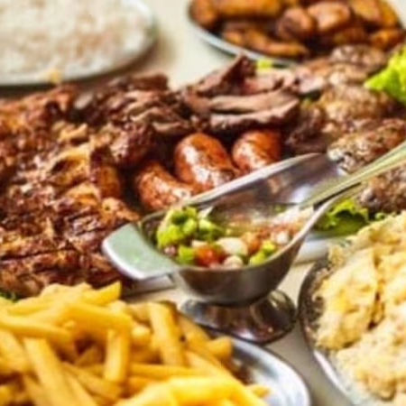 Churrasco de picanha, lombo suíno, frango e linguiça. Tudo feito na brasa! Acompanha arroz, fritas, farofa de ovos, molho à campanha e bananas fritas