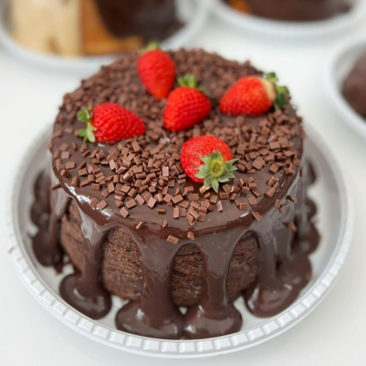 Massa simples de chocolate com decoracão de morangos e finalizado com flocos de chocolate macio Serve 8 Pessoas aproximadamente.