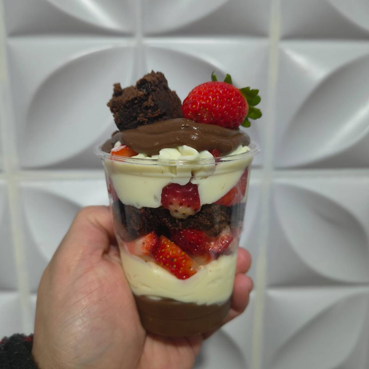 Copo da felicidade , creme de chocolate , creme de ninho , pedaços de brownie , morangos frescos. Nossos copos da felicidade são montados na hora para garantir um produto fresco e de qualidade. Embalagem de 220 ml (Aprox 250g).