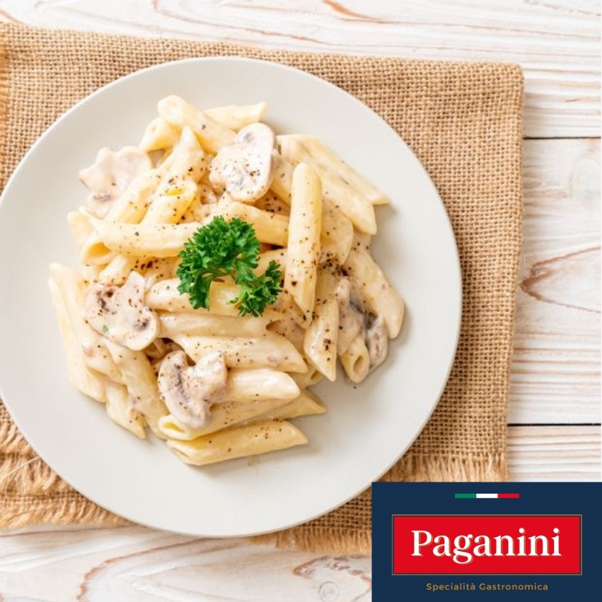 Penne de grano duro (800ml) , acompanhado de delicioso molho bechamel, peito de frango desfiado, nóz moscada, cebolinha e parmesão ralado