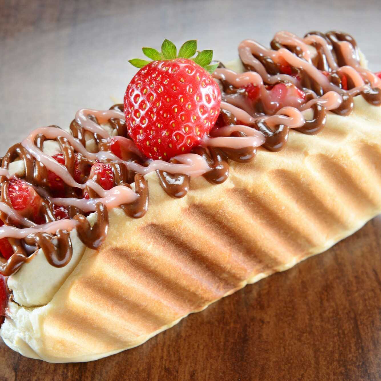 delicioso lanche doce.. monte seu chocodog.Aprecia essa maravilha . Imagem meramente ilustrativa.