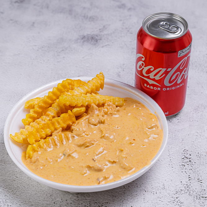 marmita com delicioso estrogonofe de frango, acompanha arroz e fritas + Coca Lata. Marmita indicada para 01 pessoa - peso médio 400 Gramas