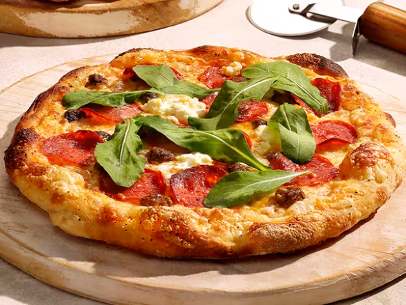 Fatias de pepperoni, pedaços de linguiça artesanal tipo italiana, ricota cremosa, mozzarella, rúcula e nosso molho pomodoro da casa. Com Stella Artois na massa.