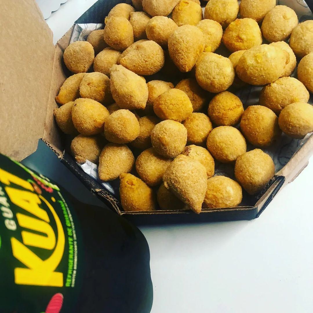 coxinha, travisseirinho de queijo e pressunto, risole de milho, mini churros, enrolado de salchisa, e outros