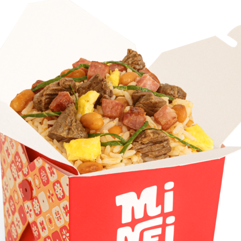Digno do nome, o mineiro é o box da casa! Inconfundíveis cubos de fraldinha, calabresa e bacon com pequenos pedaços de ovo, couve fininha e cebola em pequenos cubos, tudo juntim de nosso tradicional arroz e feijão carioca com nosso jeitinho mineiro de fazer comida caseira!
Aproximadamente 400gr.
Não retiramos itens do prato.