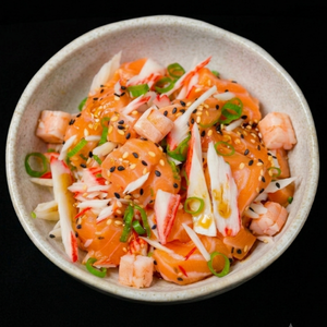 Salmão em cubo com camarão e kani finalizado oléo de gergelim, gergelim e cebolinha.