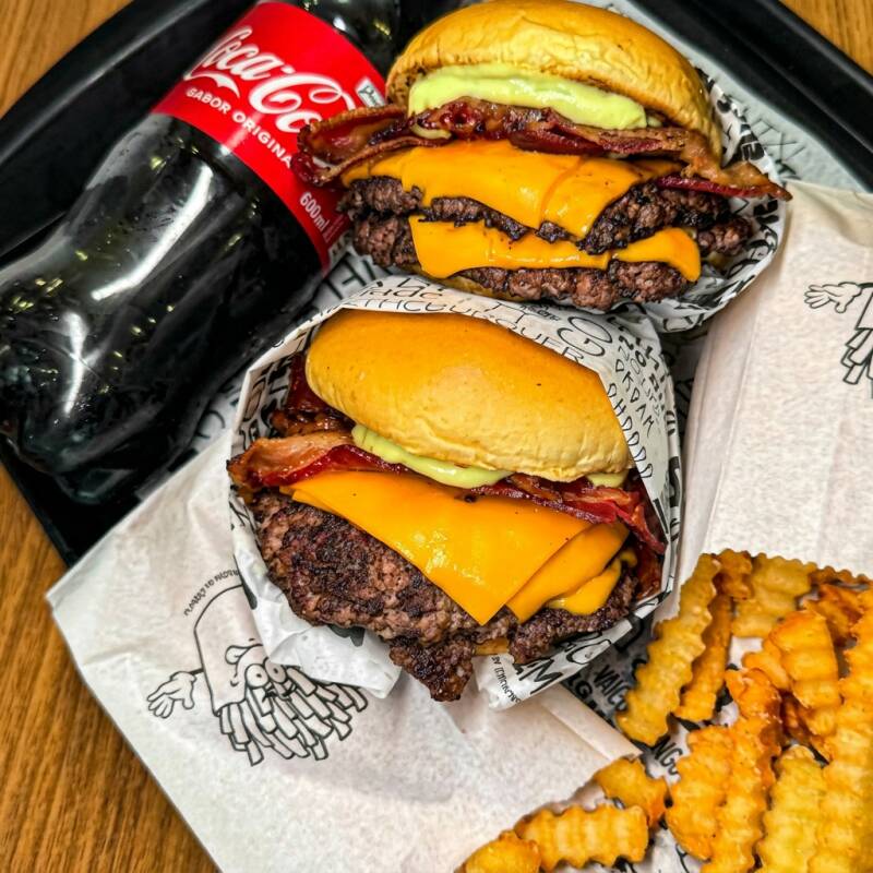 nosso combo casal com 2 Duplo com pão brioche , com uma pequena porção de batata frita + uma coca cola 600ml