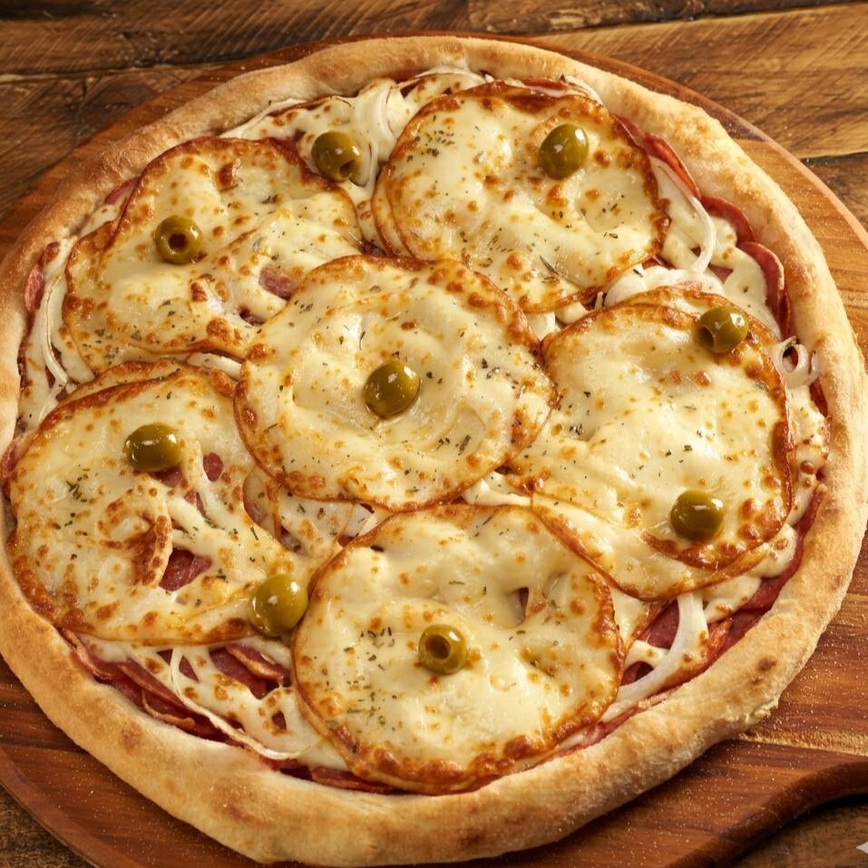 Molho de tomate Italiano, calabresa, requeijão, cebola, provolone, orégano e azeitonas verdes sem caroço.