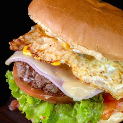Hambúrguer, Queijo, Ovo, tomate e Pão Brioche