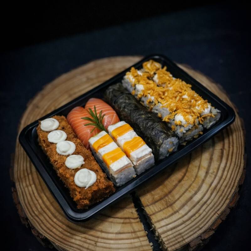 5 Hossomaki Califórnia, 5 Uramaki salmão grelhado com Doritos, 2 Sushi salmão, 5 Hossomaki skin com Creem Cheese e Doritos, 5 Hot salmão, 2 Tortinhas de salmão grelhado. Kit molhos: 2 Shoyu, 1 Tarê Mitsuwa , 1 Hashi,