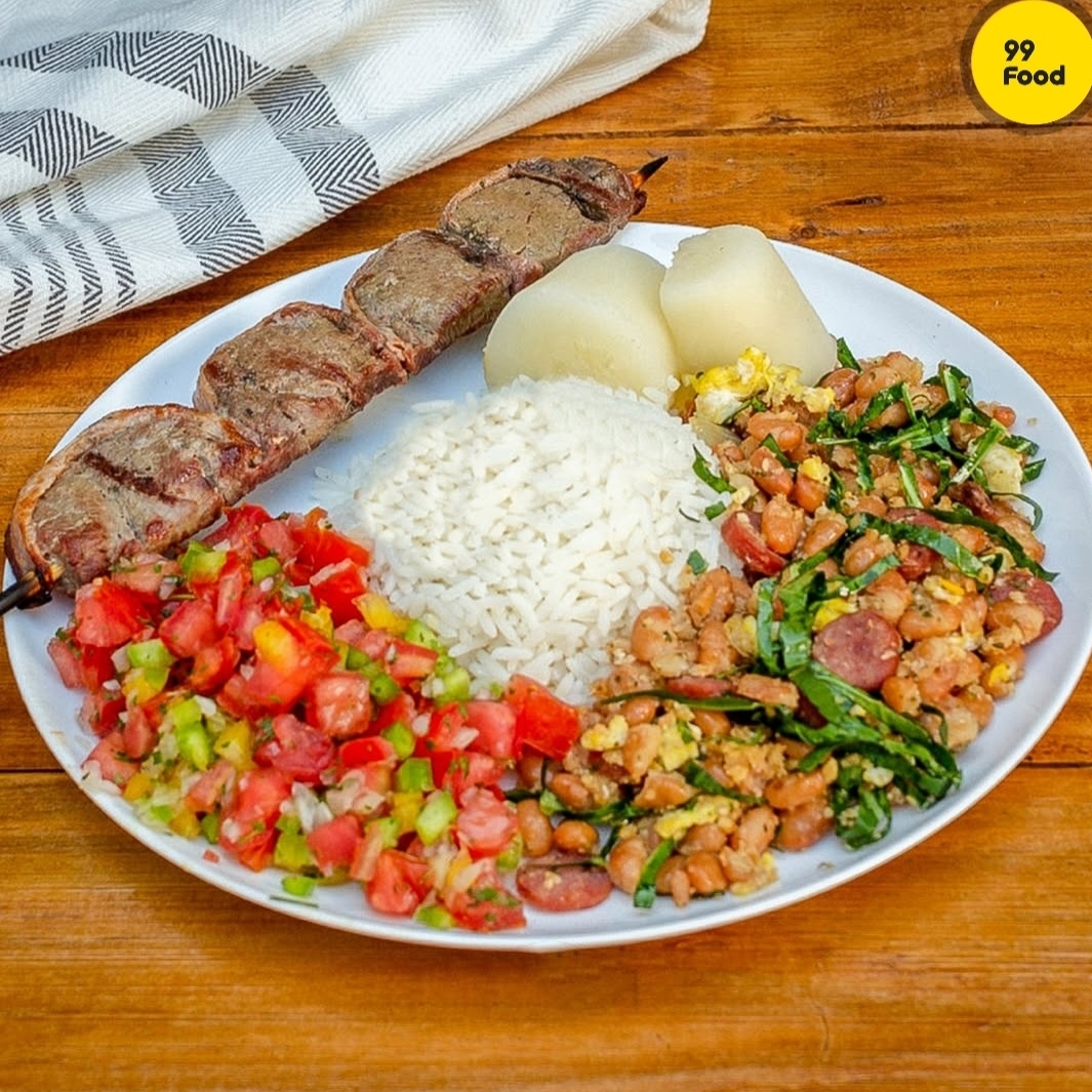 Arroz , feijao tropeiro, vinagrete e mandioca+espeto