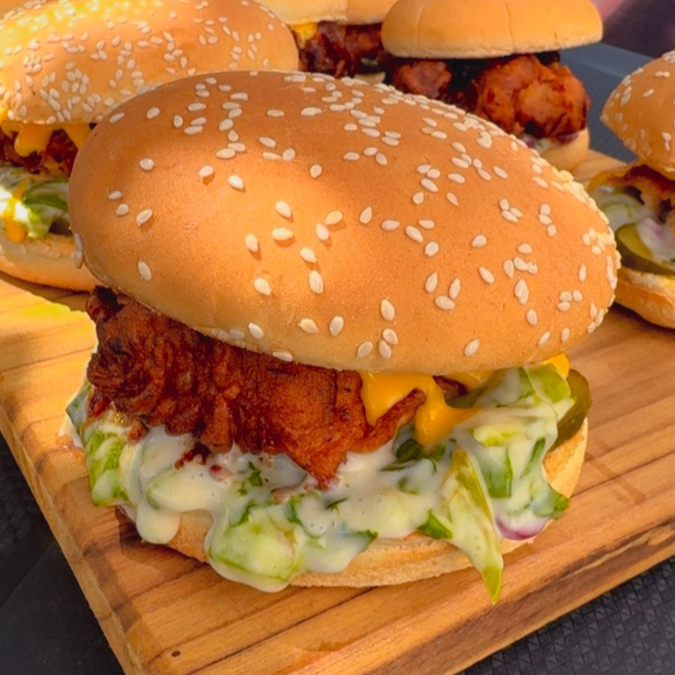 Burger de frango empanado, crocante por fora e suculento por dentro, cheddar, cebola caramelizada, baconese e uma deliciosa maionese de alface, especialidade do Lima´s. Pão Smart com e sem gergelim (Peso: 50g/ Altura: 4cm/ Diâmetro: 9,5)