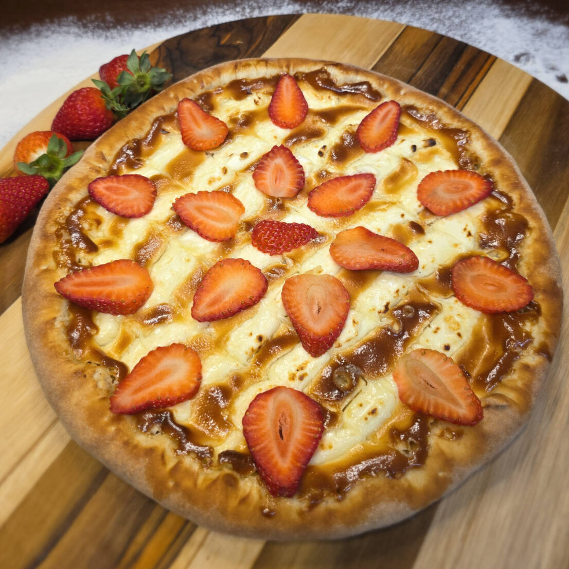 Base de cheesecake (chocolate branco e cream cheese) assado e morango - Pizza broto (6 Fatias)