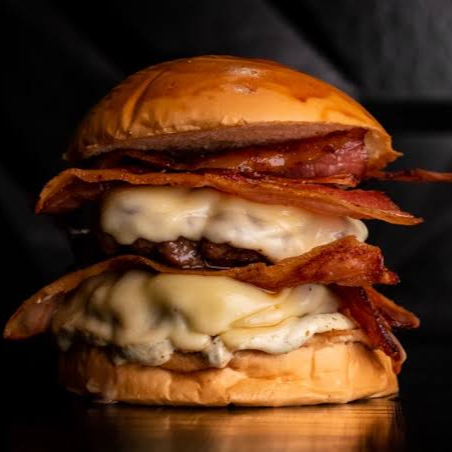 Pão brioche,2 hambúrguer,4 fatias mussarela,6 bacon, baconesse e molho verde