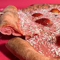 Presunto, calabresa, bacon, mussarela e palmito.