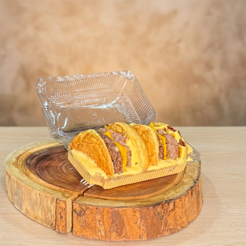 Pão de broche, 1 carnes de 150 gramas, 2 fatias de queijo cheddar, bacon e bastante cheddar cremoso .