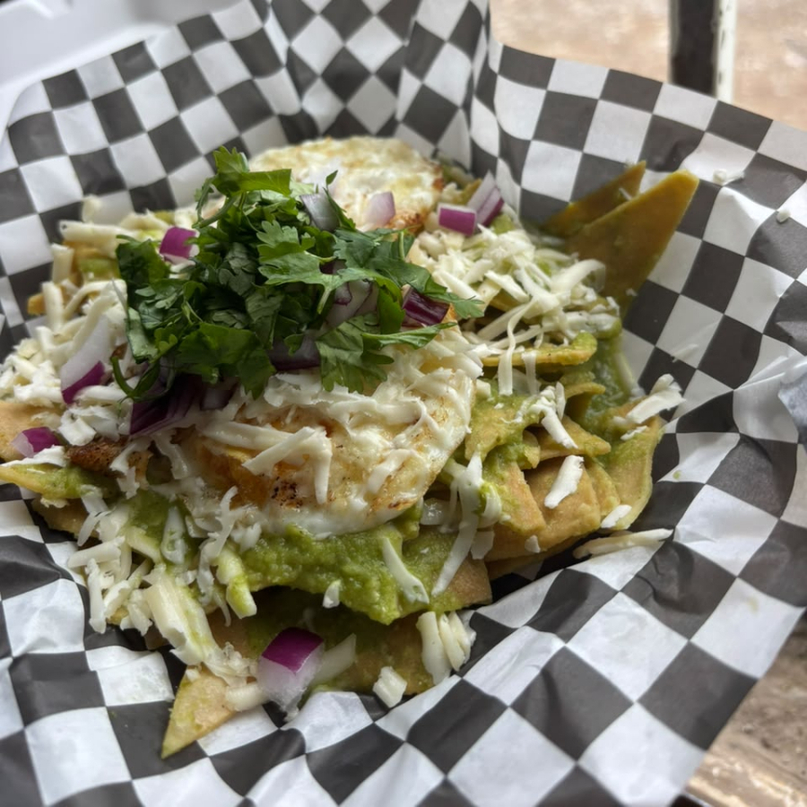 Chilaquiles Grandes con Huevo Estrellado