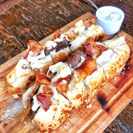 Bauru boca de anjo de Mignon, queijo, ovo, bacon, tomate, azeitona preta e catupiry. Acompanha fritas