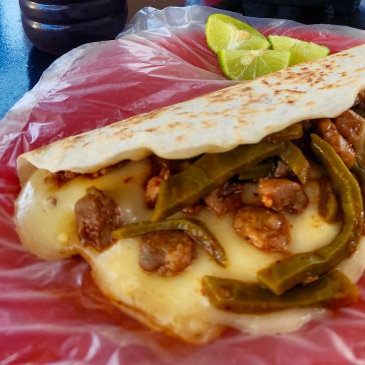 1 Quesadilla con Guisado + 1 Taco + Bebida