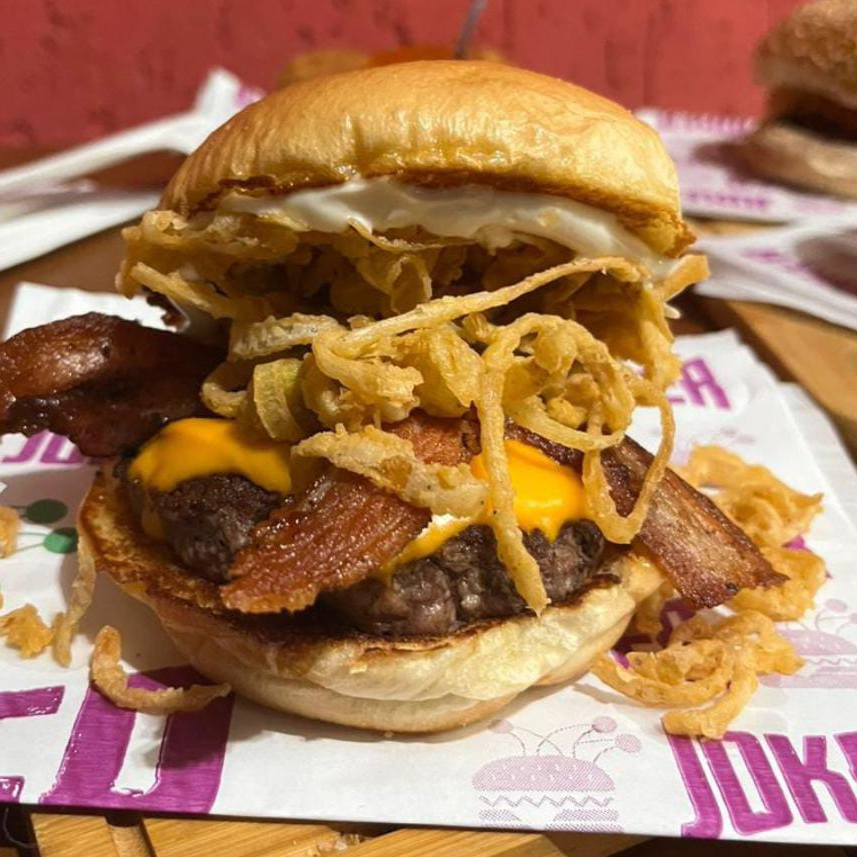 Blend 150g, Queijo Cheddar Fatiado, Bacon em fatias, CRISPY DE ALHO PORÓ ARTESANAL, maionese defumada (sim, a melhor do mundo) , no pão de brioche. PARA MELHOR EXPERIÊNCIA NO DELIVERY, O CRISPY DE ALHO PORÓ VAI SEPARADO NO POTINHO.