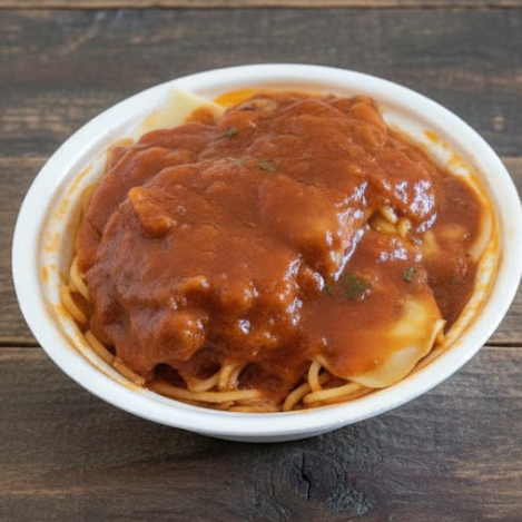 Filé de frango à parmegiana empanado e dourado, macarrão espaguete, coberto com molho de tomate artesanal e mussarela derretida.