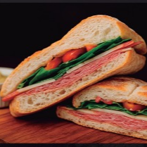 Pão Ciabatta, salame fatiado, provolone defumado, tomate cereja e rúcula regado com azeite. Simples, direto e impossível de resistir.