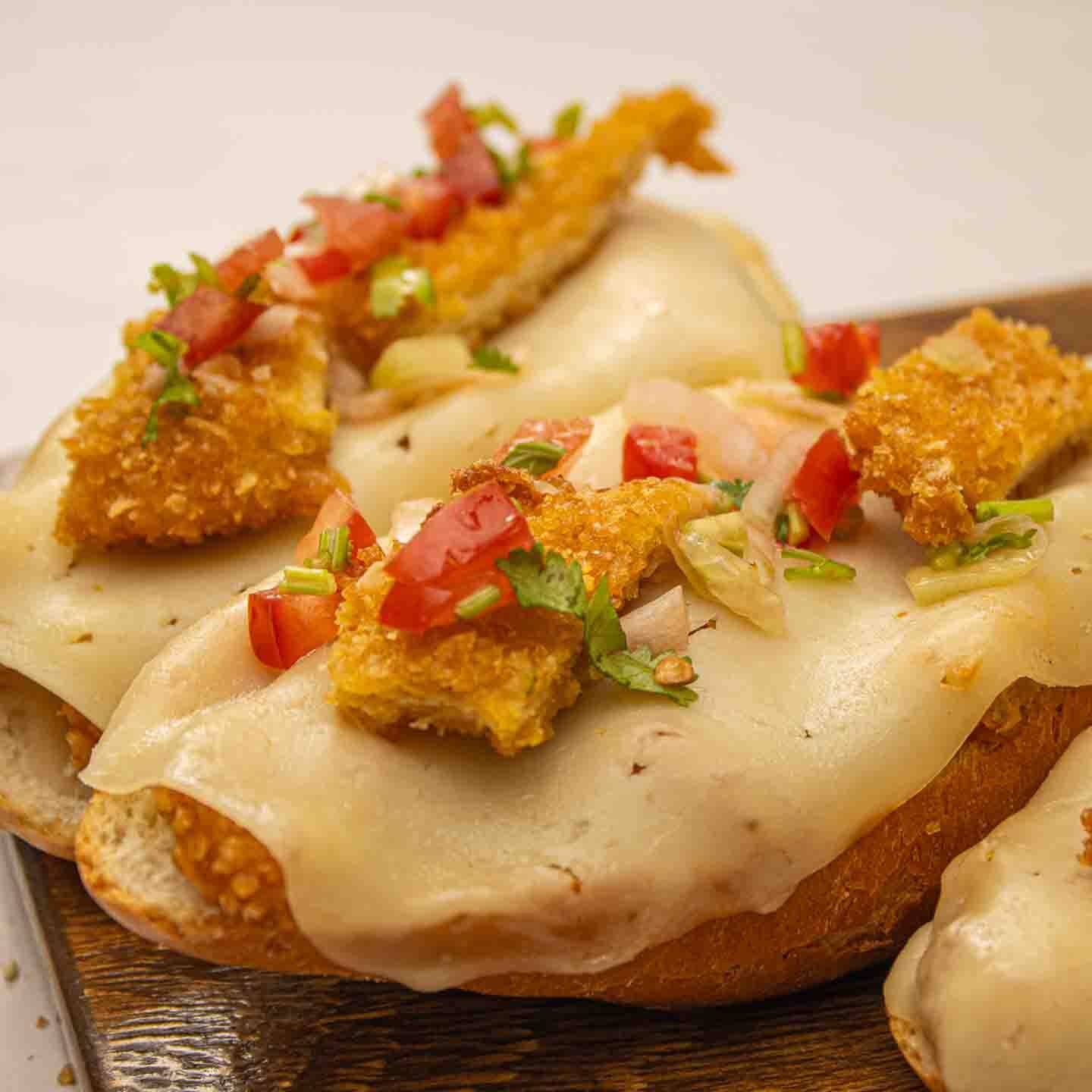 Ensalada + Molletes Pollo Cruji