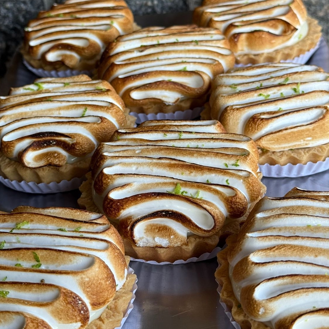 Deliciosa massa crocante com creme de limão e merengue maçaricado. Um clássico nosso. Aproximadamente 160g.
