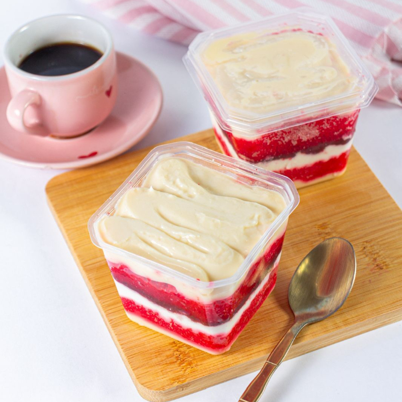 Um delicioso bolo de pote com brigadeiro de Ninho geleia de morango caseira na massa red velvet bem molhadinho