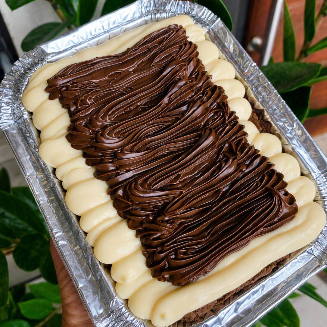 Nosso brownie é querido, super chocolatudo, com casquinha crocante e interior molhadinho, perfeito para quem ama chocolate de verdade. Para deixar ainda melhor, é finalizado com brigadeiro de leite Ninho e Nutella, tornando cada mordida simplesmente irresistível. Pesa em média 500g.