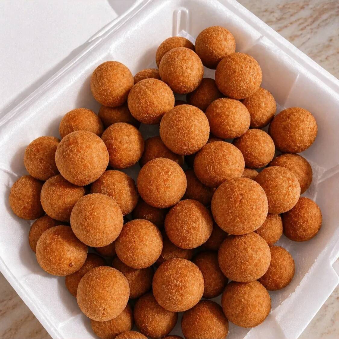 Deliciosa massa bem temperada ,macia e sequinha por fora recheada com mussarela que desmancha na boca