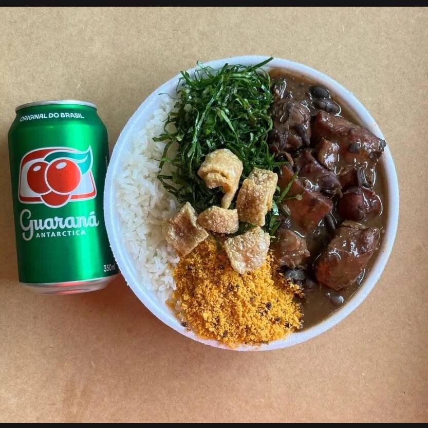 MARMITA FEIJOADA SIMPLES (ARROZ, PÉ, ORELHA, CARNE SECA, LINGUIÇA CALABRESA, PAIO, COUVE REFOGADA, FAROFA E TORRESMO). ACOMPANHA GUARANÁ ANTÁRCTICA LATA 350ML BEM GELADA.
MARMITA INDICADA PARA 01 PESSOA.
APROX. 500 GRAMAS.