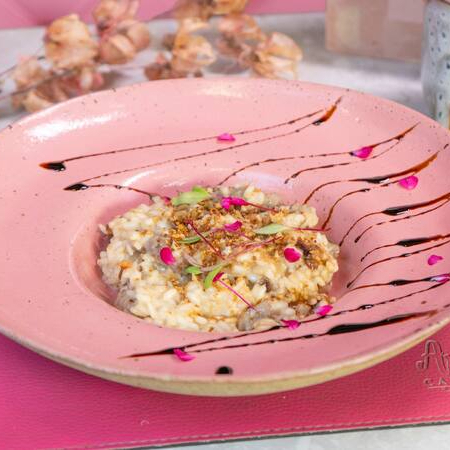 Risoto cremoso com o toque marcante de queijo provolone, servido com iscas de filé de carne.
