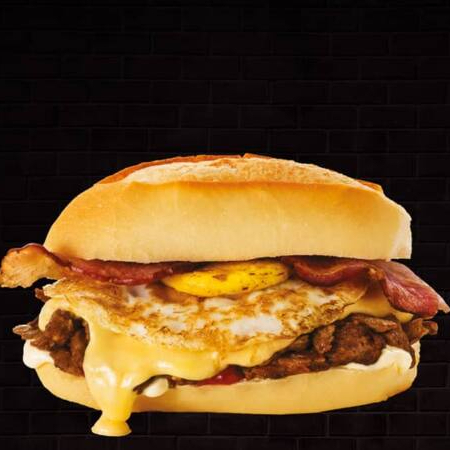 Pão francês, 200g de pernil grelhado ao fogo, acompanhado com vinagrete, molho da casa, bacon, ovo caipira frito, milho verde e queijo cheddar.!