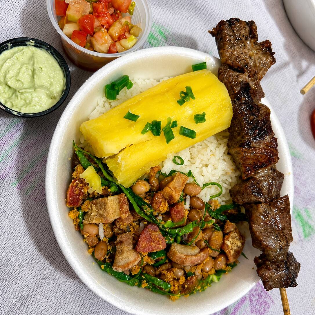 Jantinha completa com 1 espeto, acompanhada de arroz soltinho, feijão tropeiro, vinagrete fresquinho mandioca, torresmo e molho verde, Uma combinação irresistível, preparada para oferecer muito sabor em cada garfada.