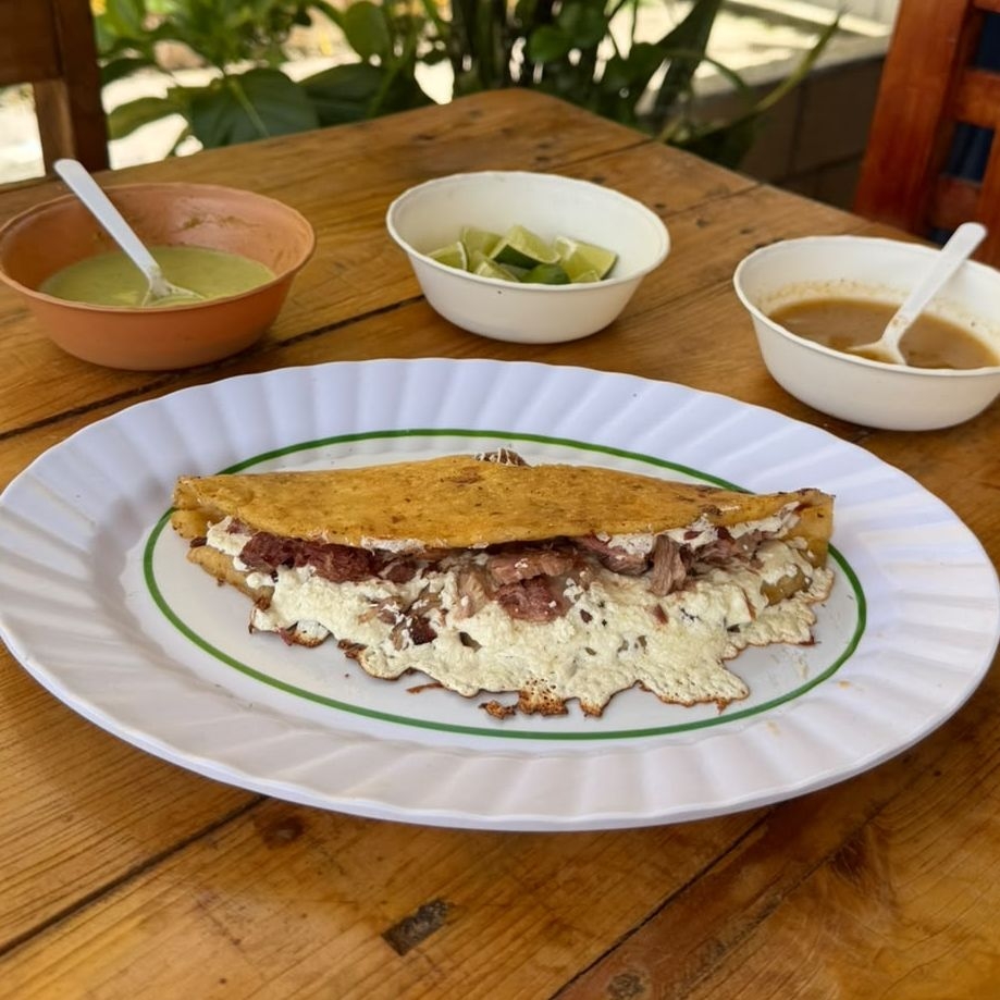 Quesarnitas de carnitas de cerdo