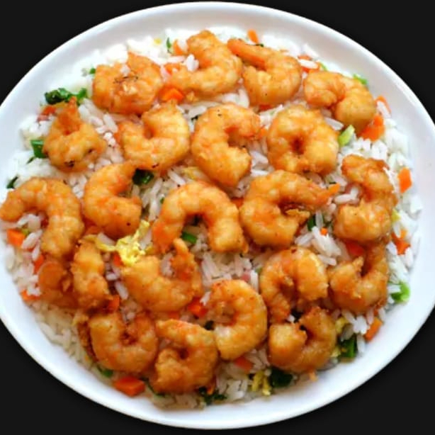 arroz com ovos mexidos, camarão limpo frito, cenoura picada, e cebolinha.